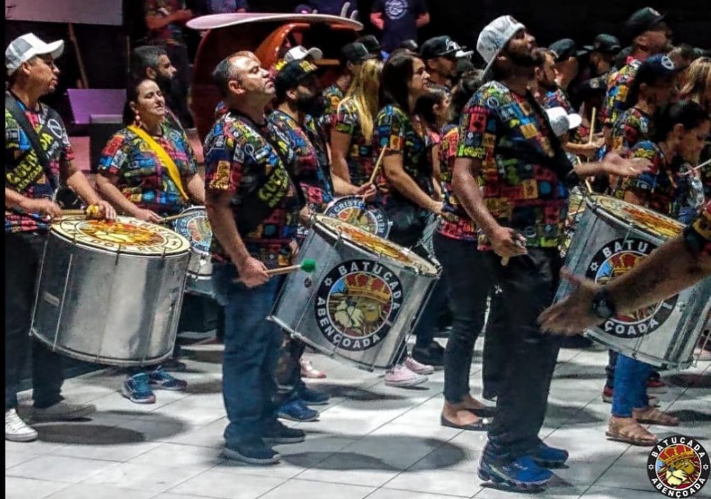 Maior bateria de escola de samba do mundo agita o Lago de Vila Galvão durante o Carnaval