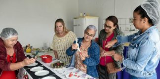 Prefeitura realiza oficina que transforma frutas e legumes em decoração natalina