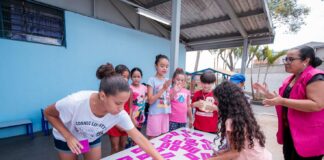 Crianças aprendem enquanto brincam durante a programação do Estação Férias