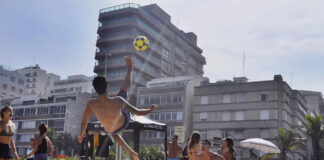 Por que todo mundo joga? Altinha e vôlei são o sucesso nas praias brasileiras