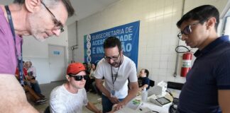 Alunos com deficiência visual participam de simulação de votação com urnas eletrônicas
