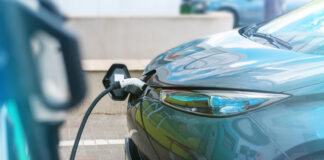 Carros elétricos avançam e transformam estacionamentos em nova infraestrutura energética nas cidades