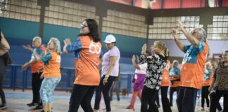 Aula de dança gratuita recebe idosos no CEU Parque São Miguel no sábado