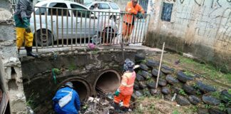 Prefeitura realiza limpeza de travessias de córregos na região do Taboão