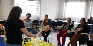Assistidas pela Casa da Mulher Recreio São Jorge aprendem a fazer difusor de varetas e água de lençol