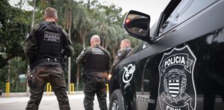 Polícia Civil de São Paulo apreende materiais usados para falsificar bebidas durante operação em Bauru